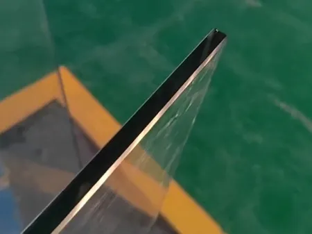 زجاج مقوّى منحني على شكل حرف L