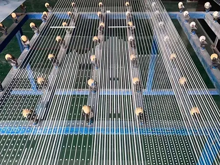 زجاج مطبوع رقمياً بأنماط نقاط وخطوط