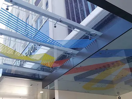 زجاج مطبوع رقمياً بأنماط نقاط وخطوط